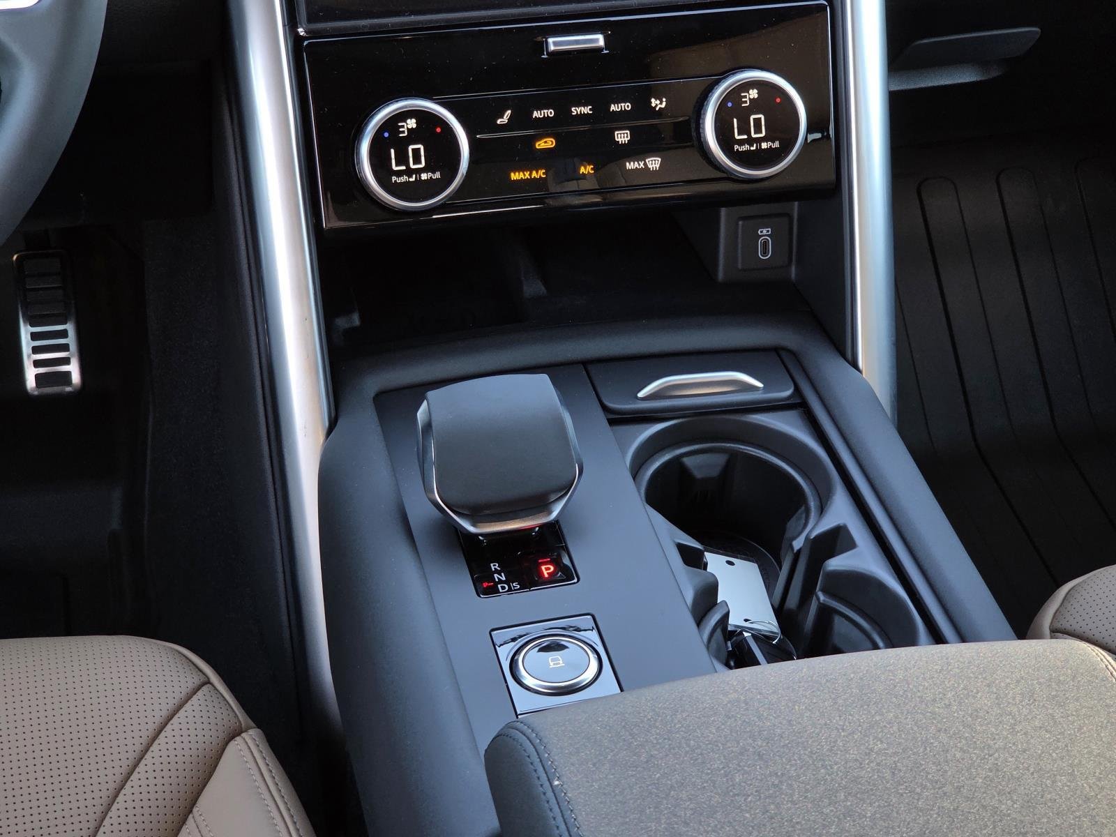 New 2026 Santorini Black Land Rover Dynamic SE image 15