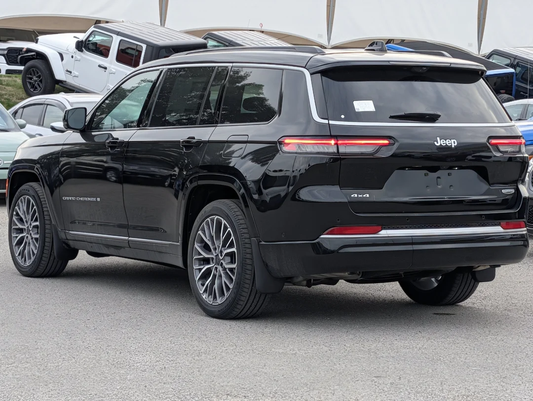 New 2026 Black Jeep Summit - - 4x4 - Dual- Pane Panoramic Sunroof - Trailer Tow Pkg - Palermo Leather & More! image 6