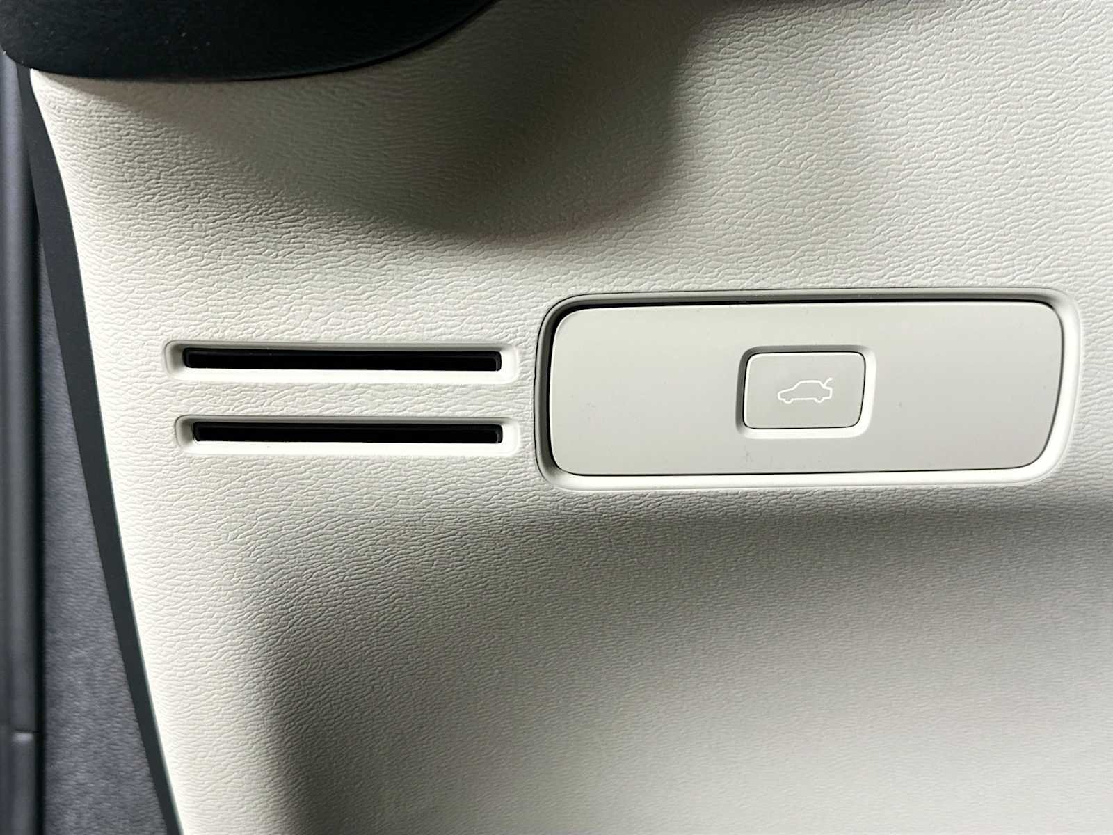 2025 Volvo XC40 Plus - Photo 8