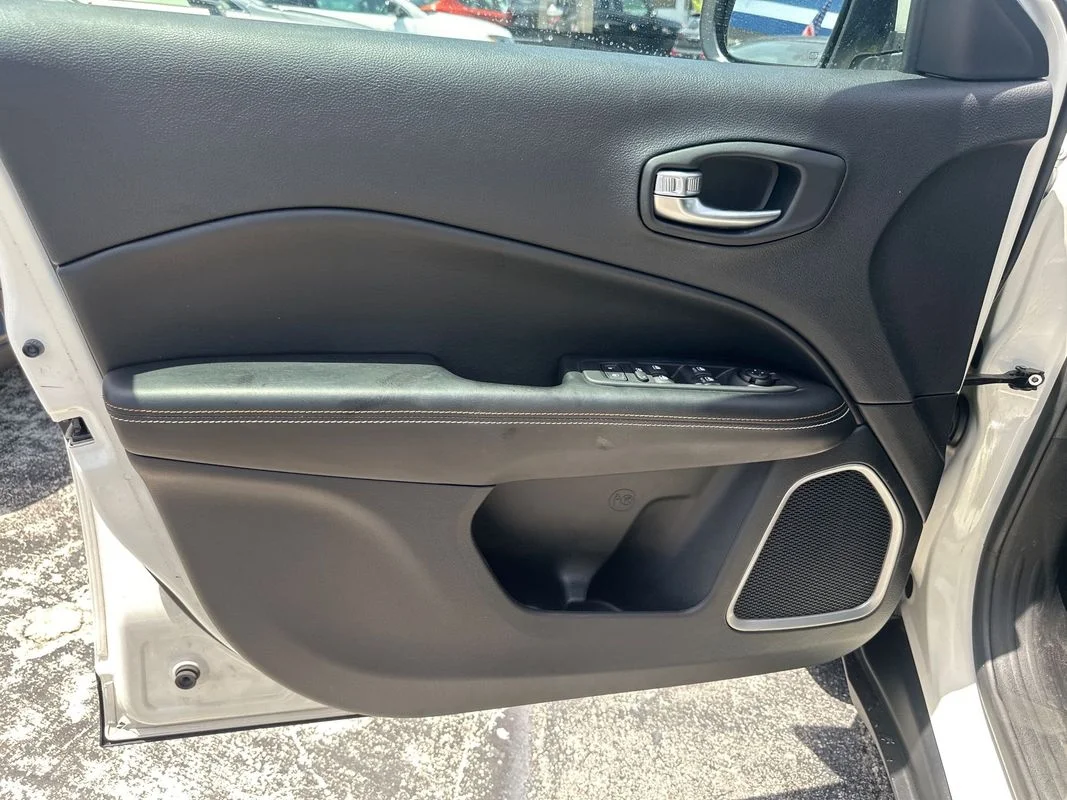 Used 2019  Jeep Latitude FWD image 16