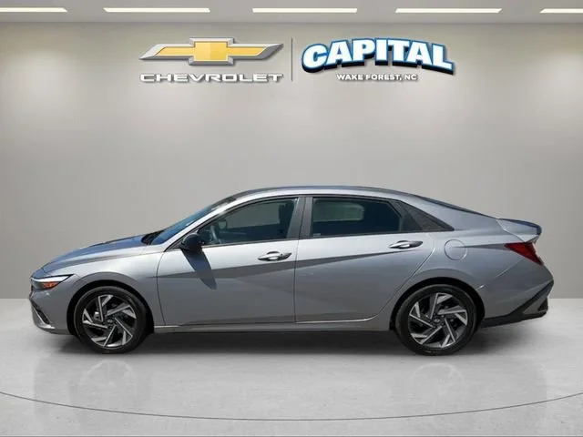 Used 2025 Gray Hyundai SEL Sport image 2
