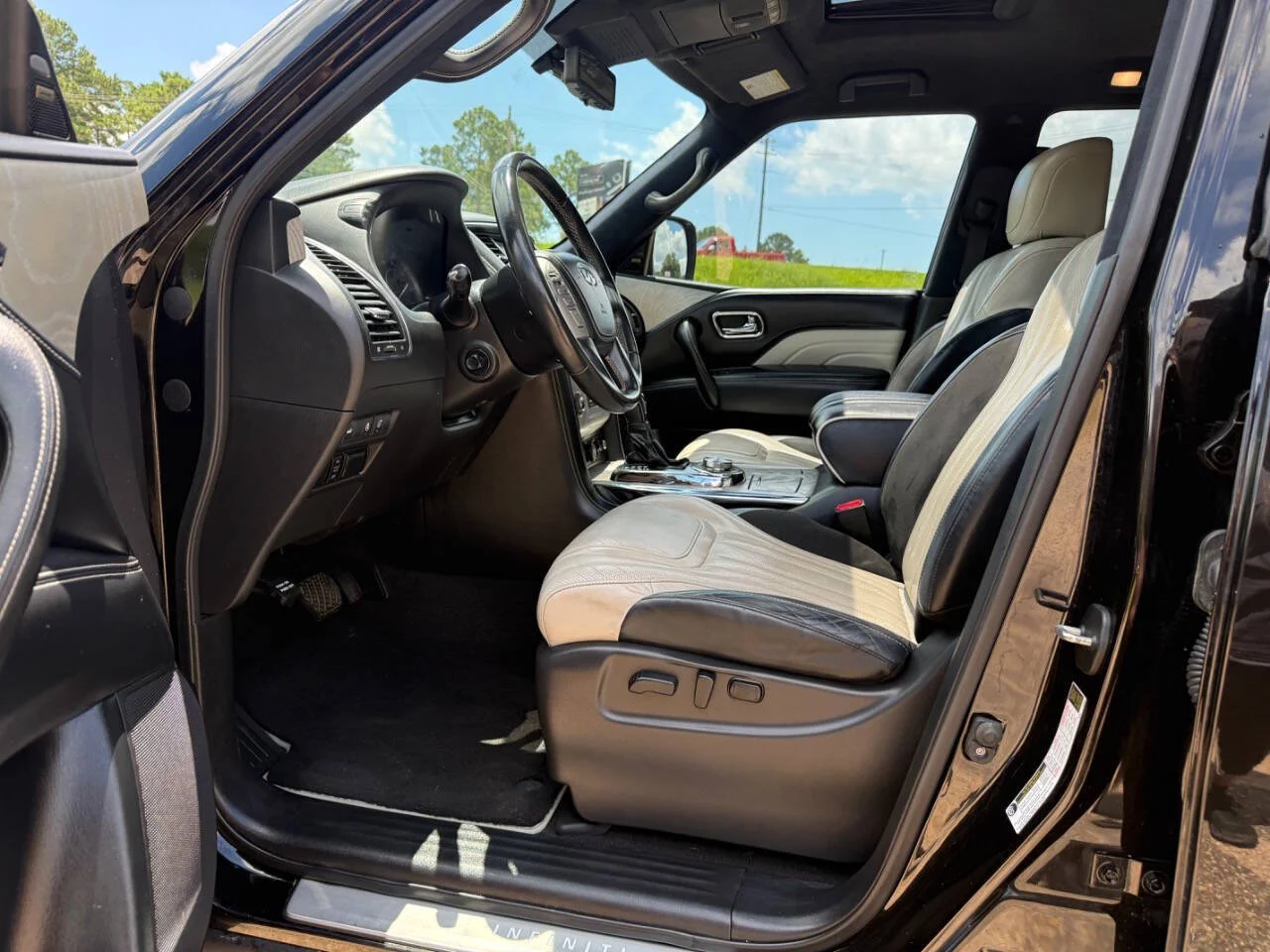 Used 2019 Black INFINITI Limited AWD 4dr SUV image 12
