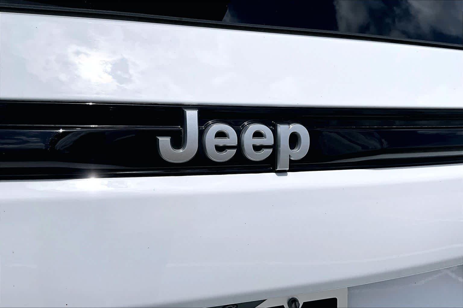 Used 2025 Bright White Clearcoat Jeep Laredo X image 10