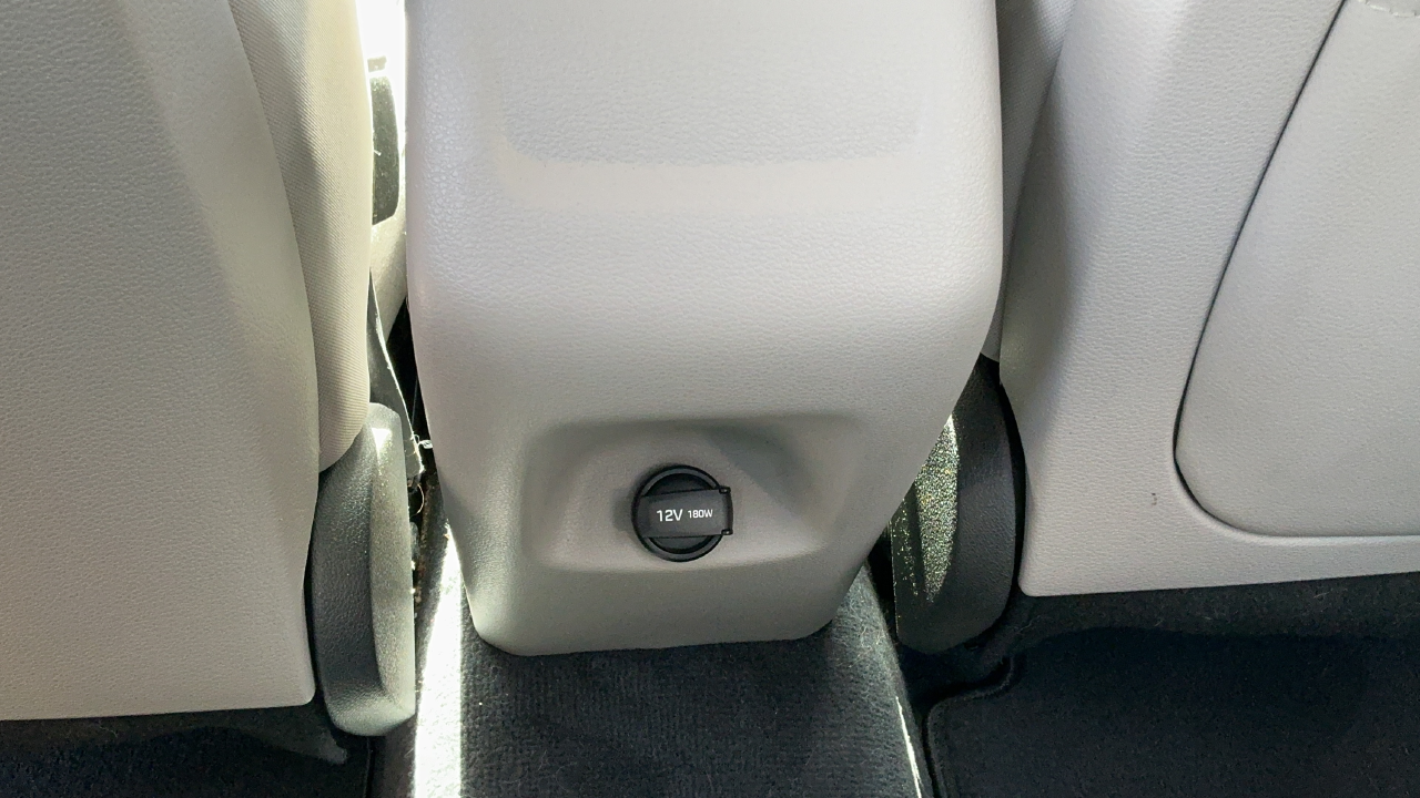 Used 2018 Silver Hyundai SE image 9