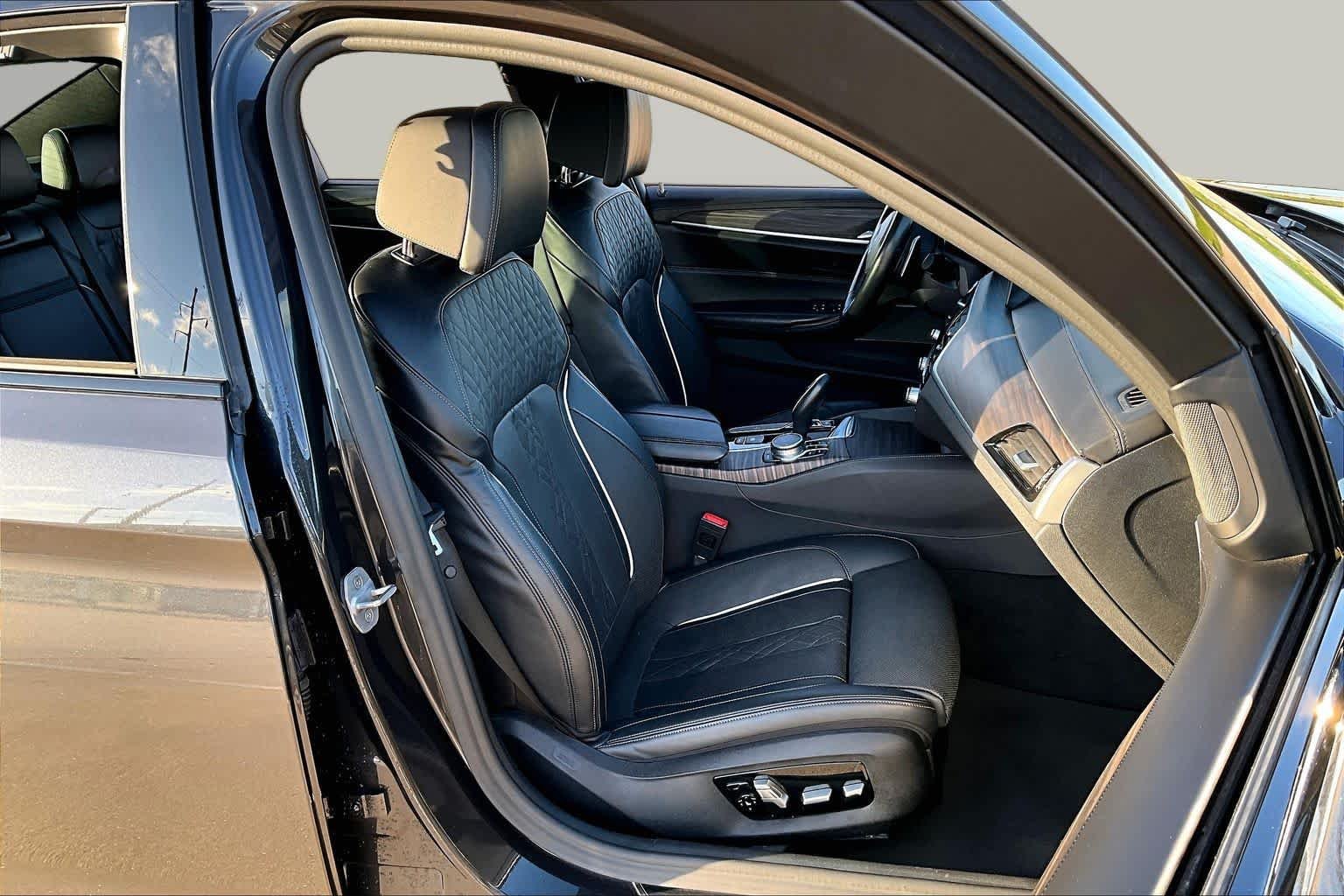 Used 2020 Dark Graphite Metallic BMW M550i xDrive image 9