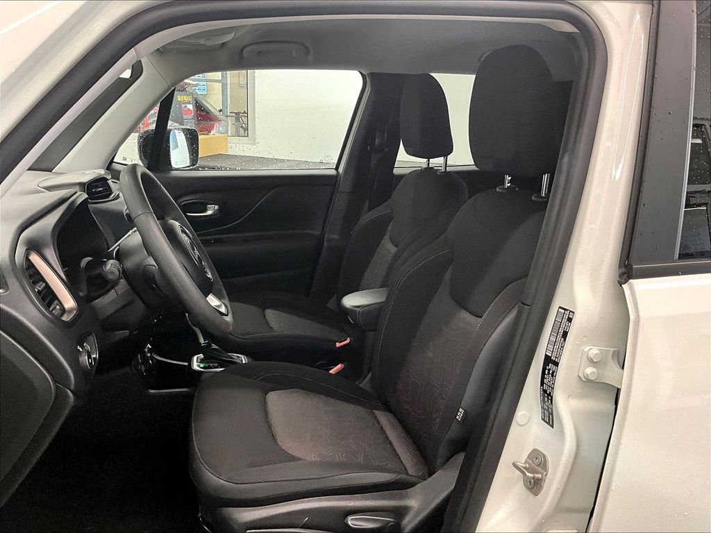 Used 2023 Alpine White Clearcoat Jeep Latitude image 10