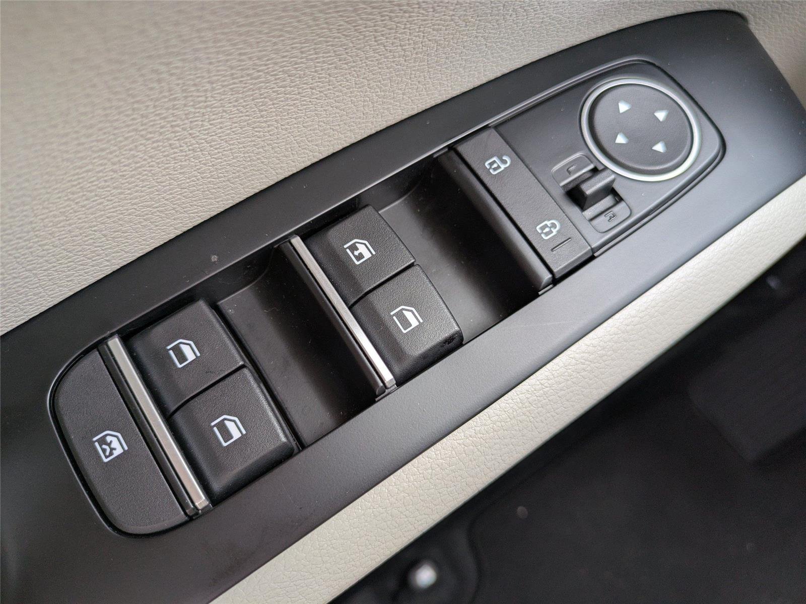 Used 2025  KIA  image 22