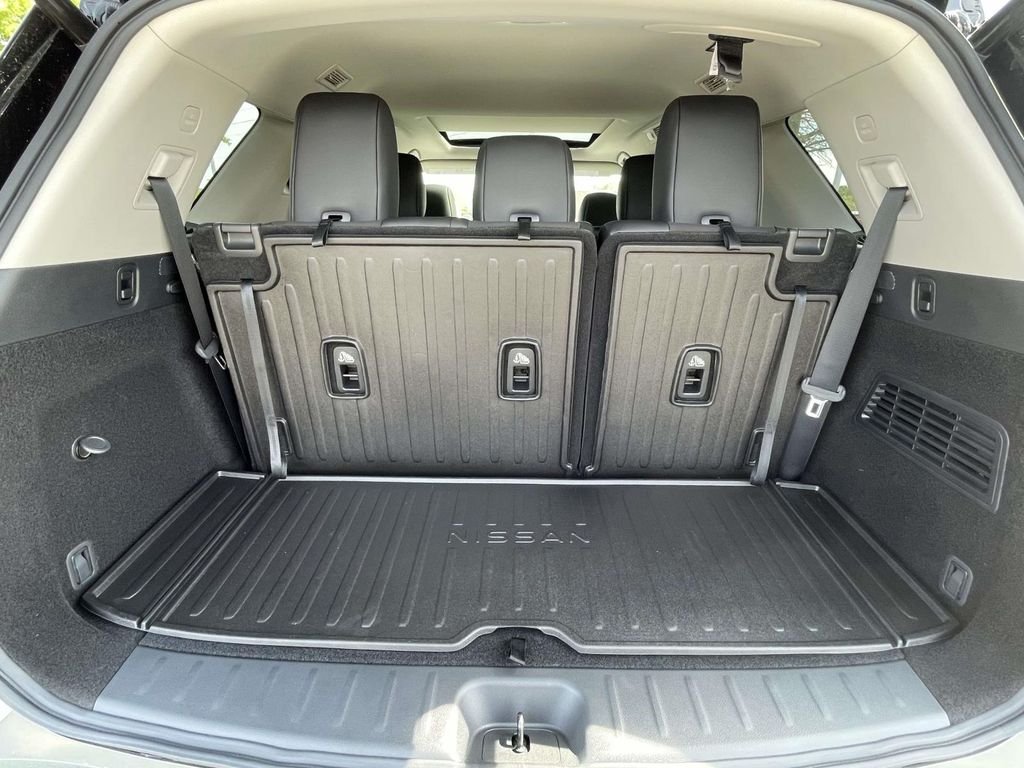 New 2026 Boulder Gray Pearl / Super Black Two-tone Nissan Platinum image 9