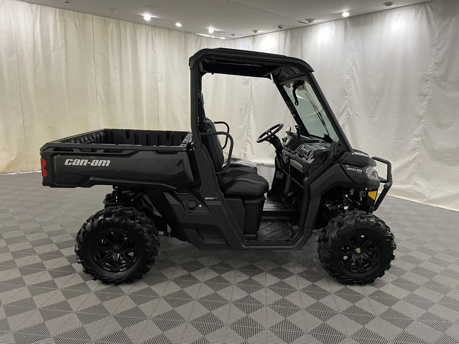 Used 2025 black Can-Am  image 4