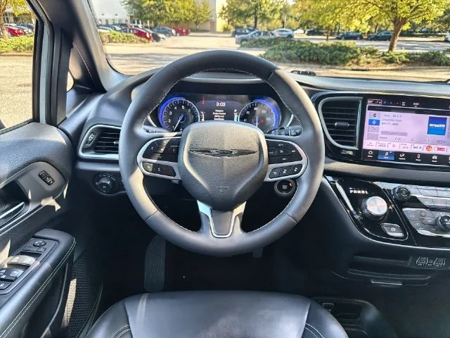 Used 2025 White Chrysler Select image 14