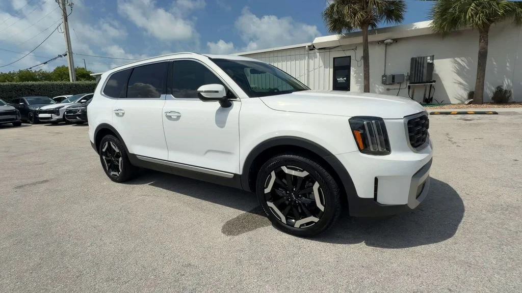 Used 2024 White Kia S image 2
