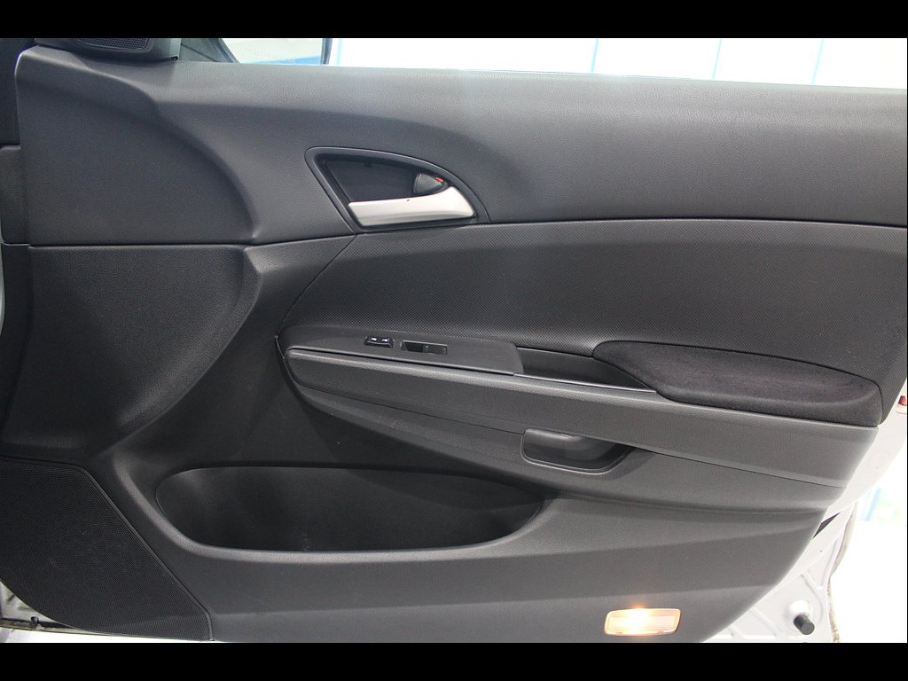 Used 2008 Alabaster Silver Metallic Honda LX image 25