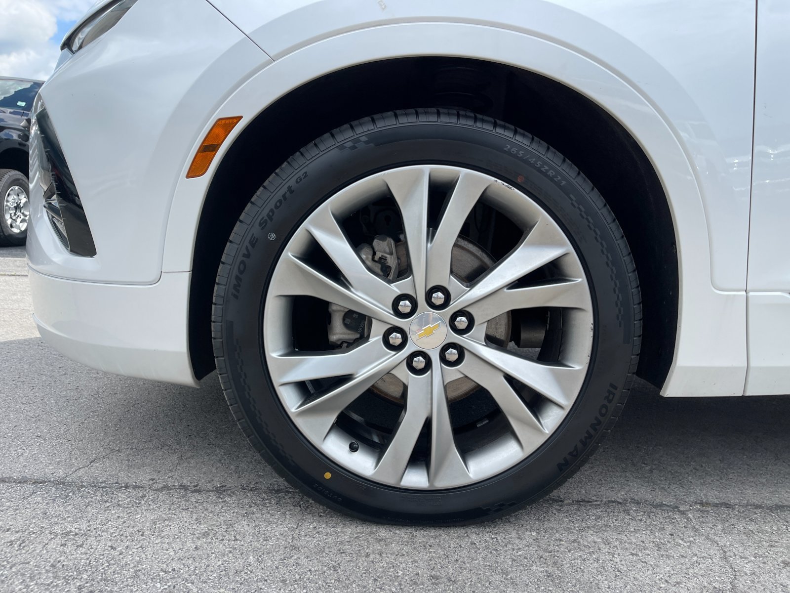 Used 2021 IRIDESCENT PEARL TRICOAT Chevrolet Premier image 27
