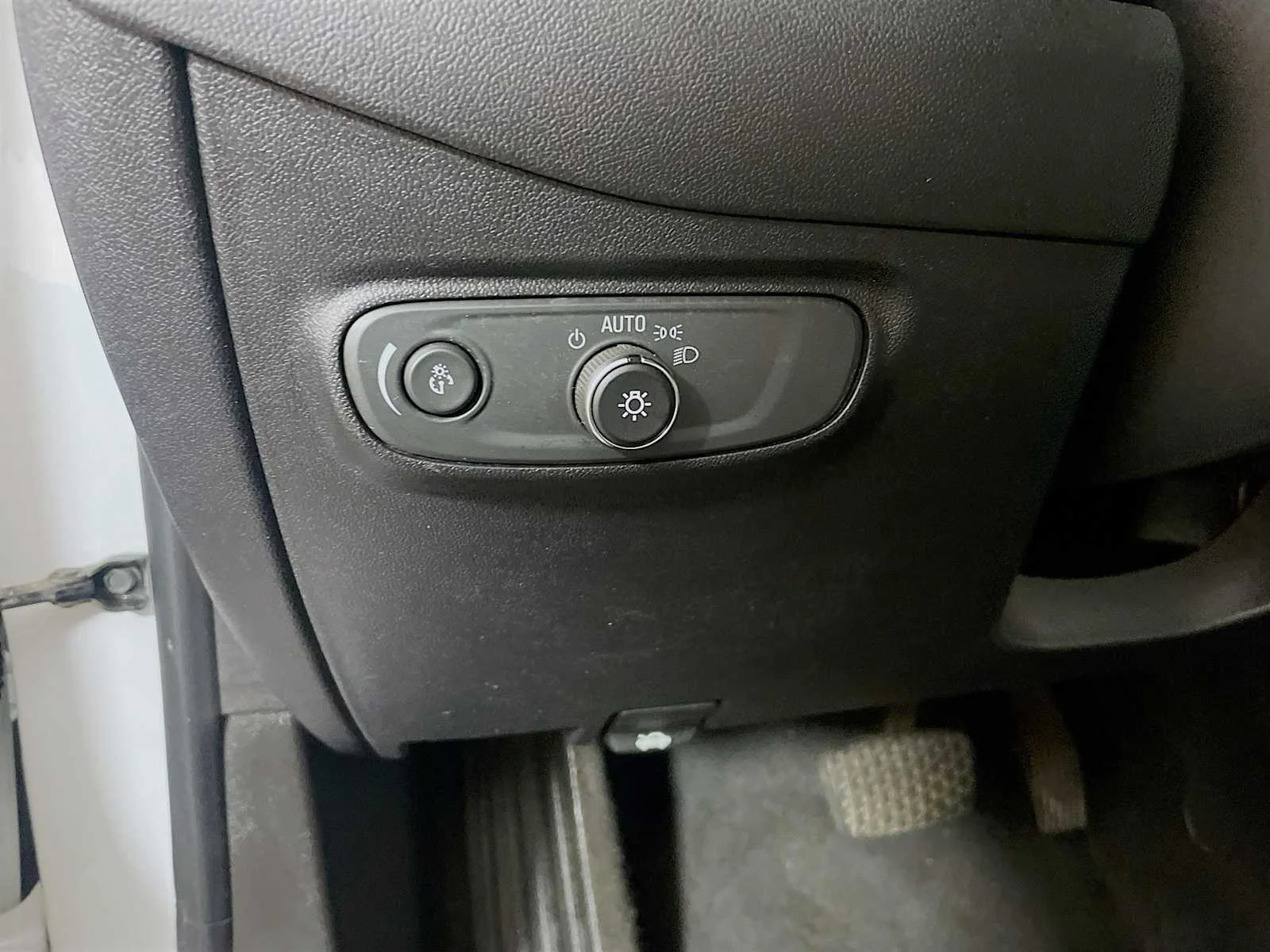 Used 2018 Summit White Chevrolet LS image 8