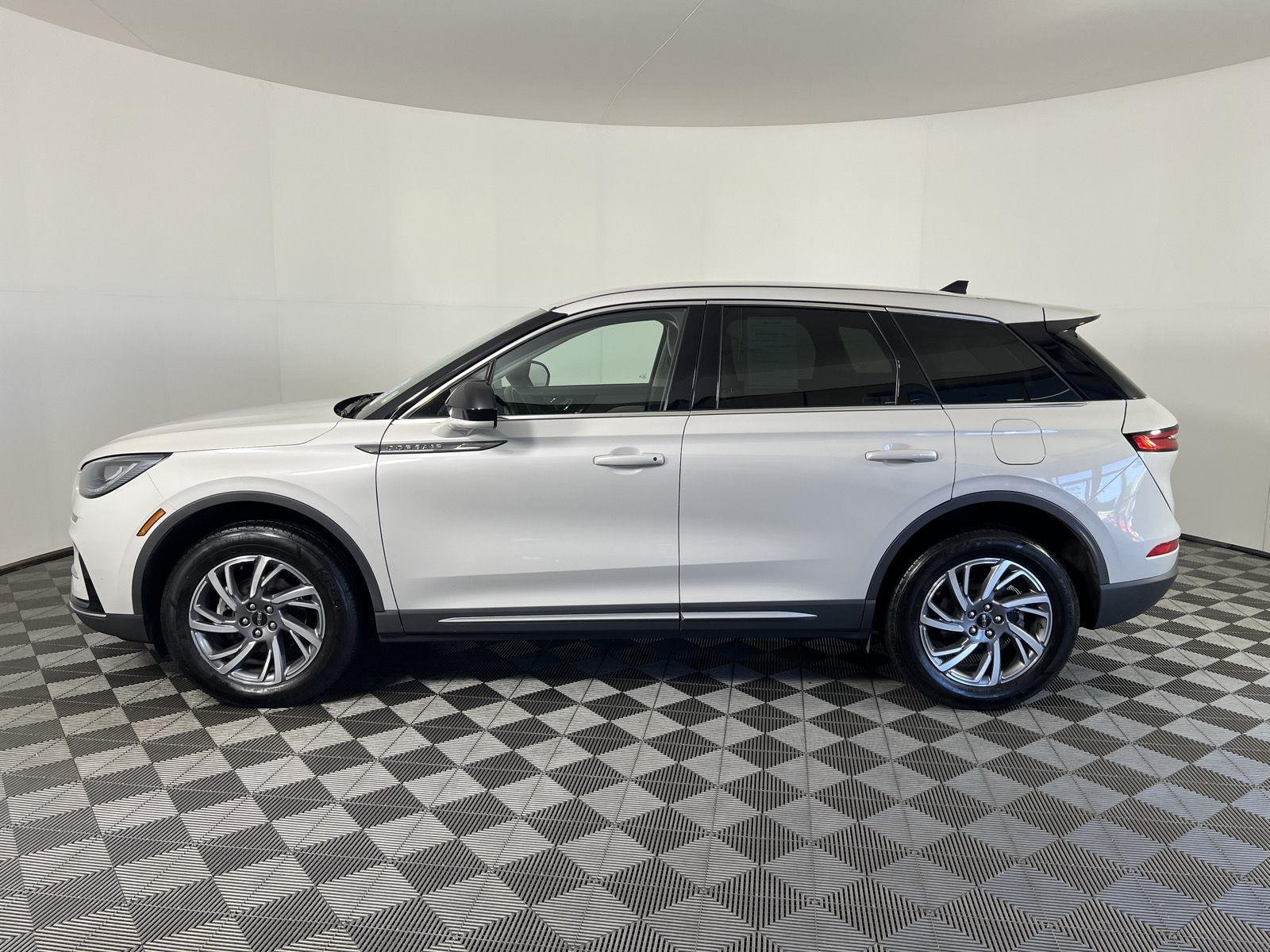 Used 2023 Ceramic Pearl Lincoln Standard image 16