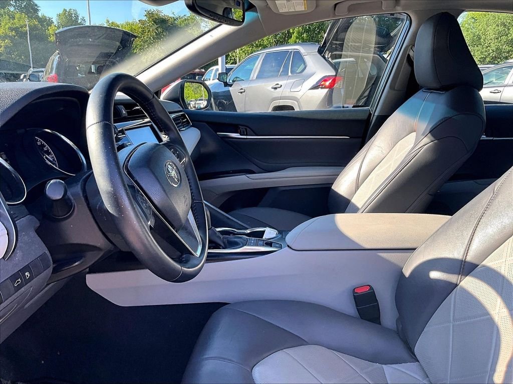 Used 2018 Silver Toyota XLE image 4