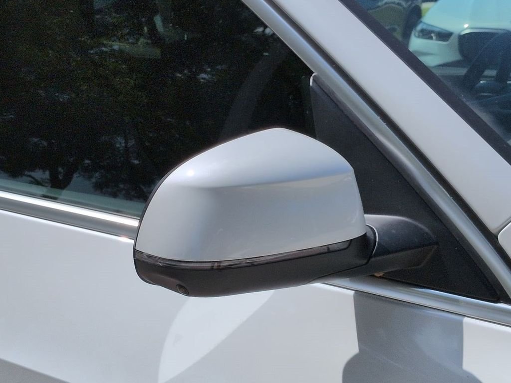 New 2026 Mineral White Metallic BMW xDrive40i image 12