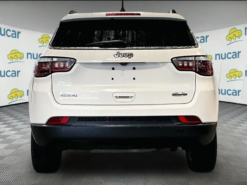 Used 2018 White Jeep Latitude image 5