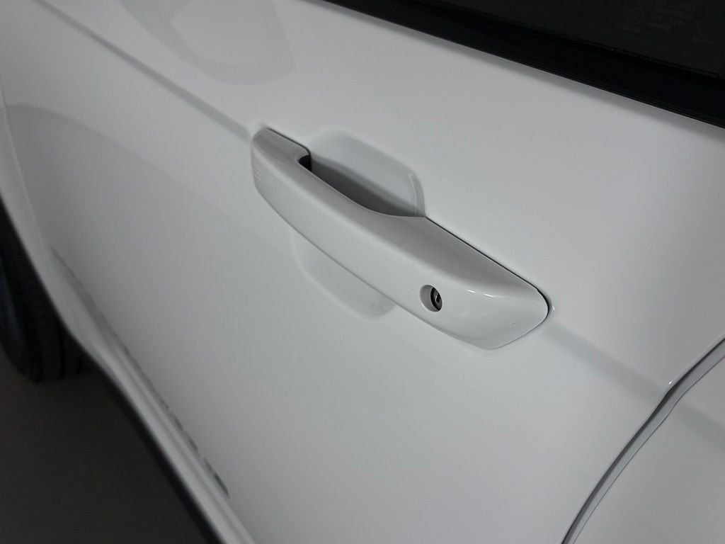 New 2026 Bright White Clear-Coat Exterior Paint Jeep  image 12