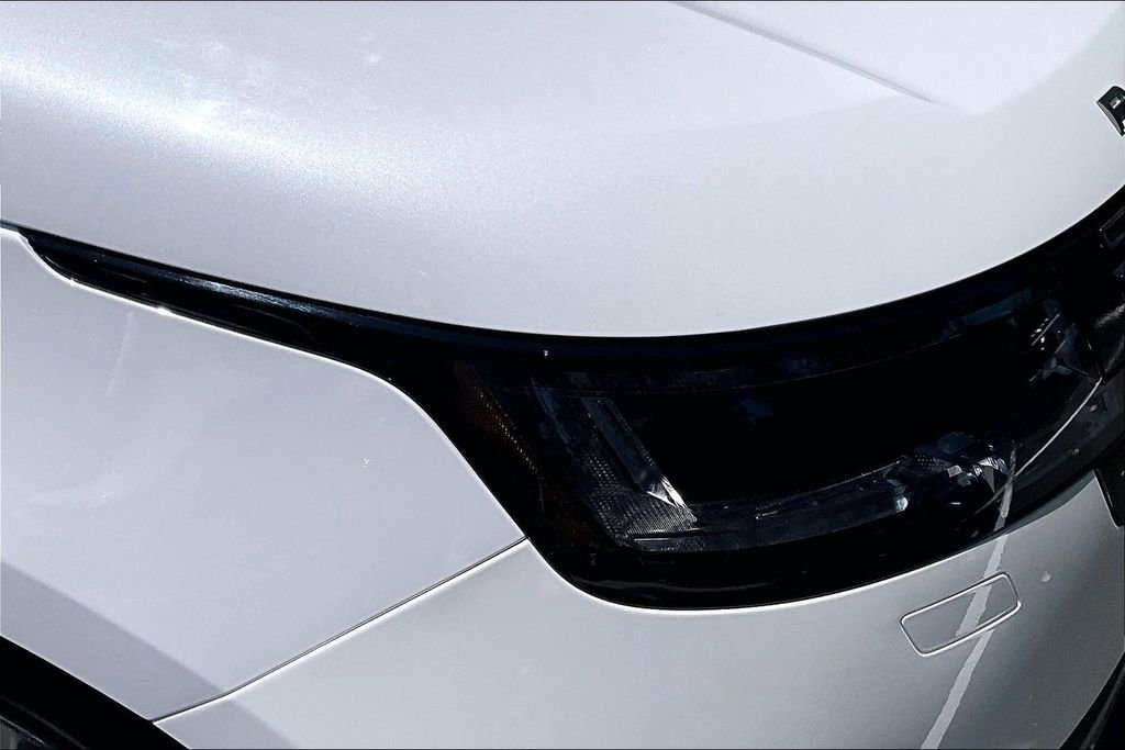 Used 2025 White Land Rover SE image 32
