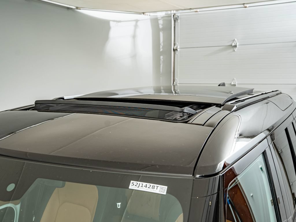 Used 2024 White Land Rover X-Dynamic SE image 17