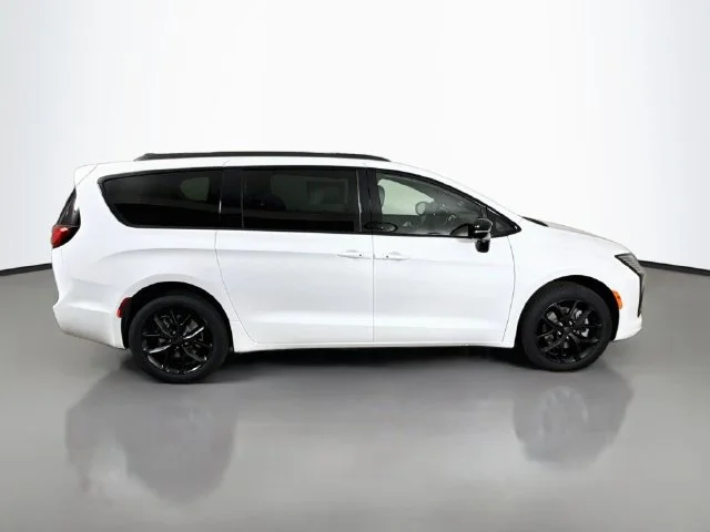 New 2027 White/off-white Chrysler Limited image 8