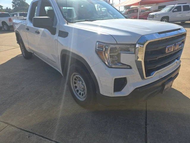 Used 2019 White GMC Base image 2