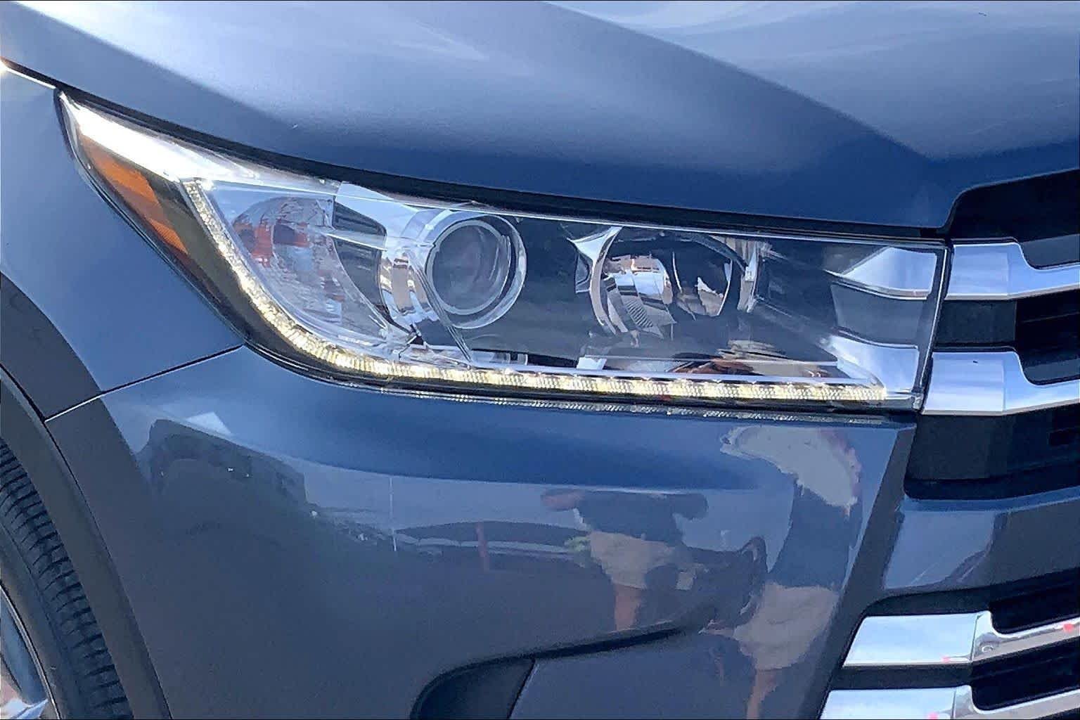Used 2018 Shoreline Blue Pearl Toyota Limited Platinum image 28