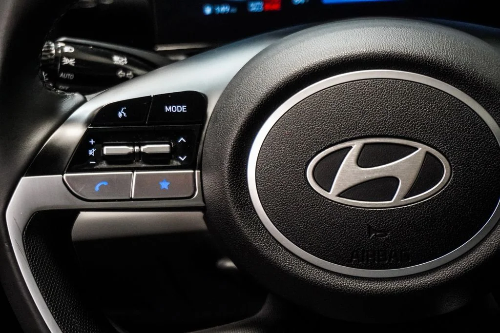 Used 2025 White Hyundai Limited image 17