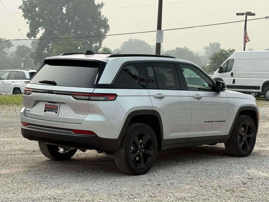 New 2026 Silver Zynith Exterior Paint Jeep Limited image 7
