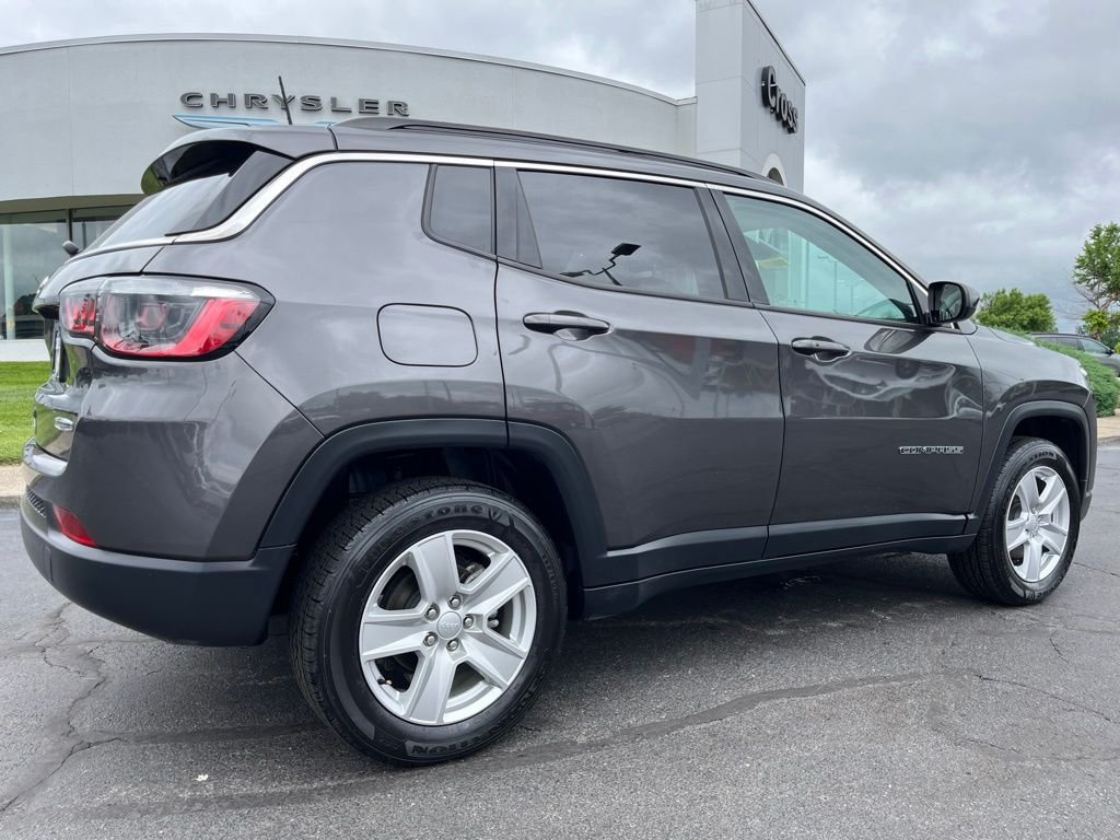 Used 2022 Crystal Metallic Jeep Latitude image 37