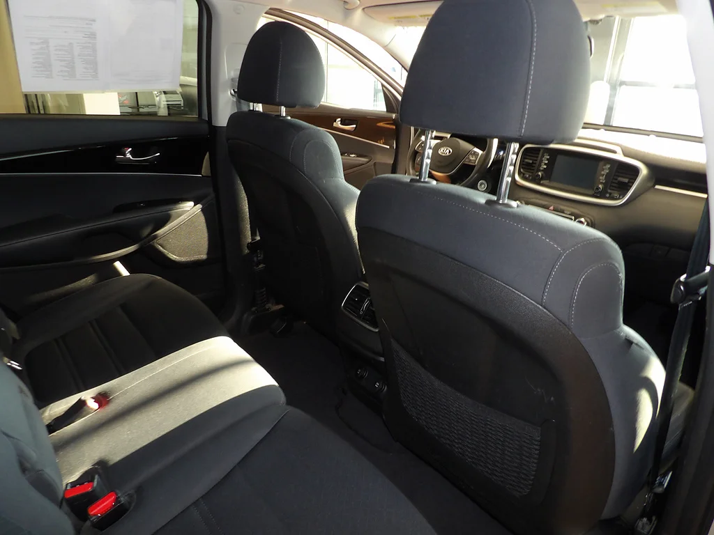 Used 2019 Sparkling Silver Kia LX V6 image 16