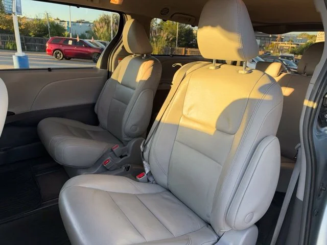 Used 2018 Silver Toyota XLE image 13