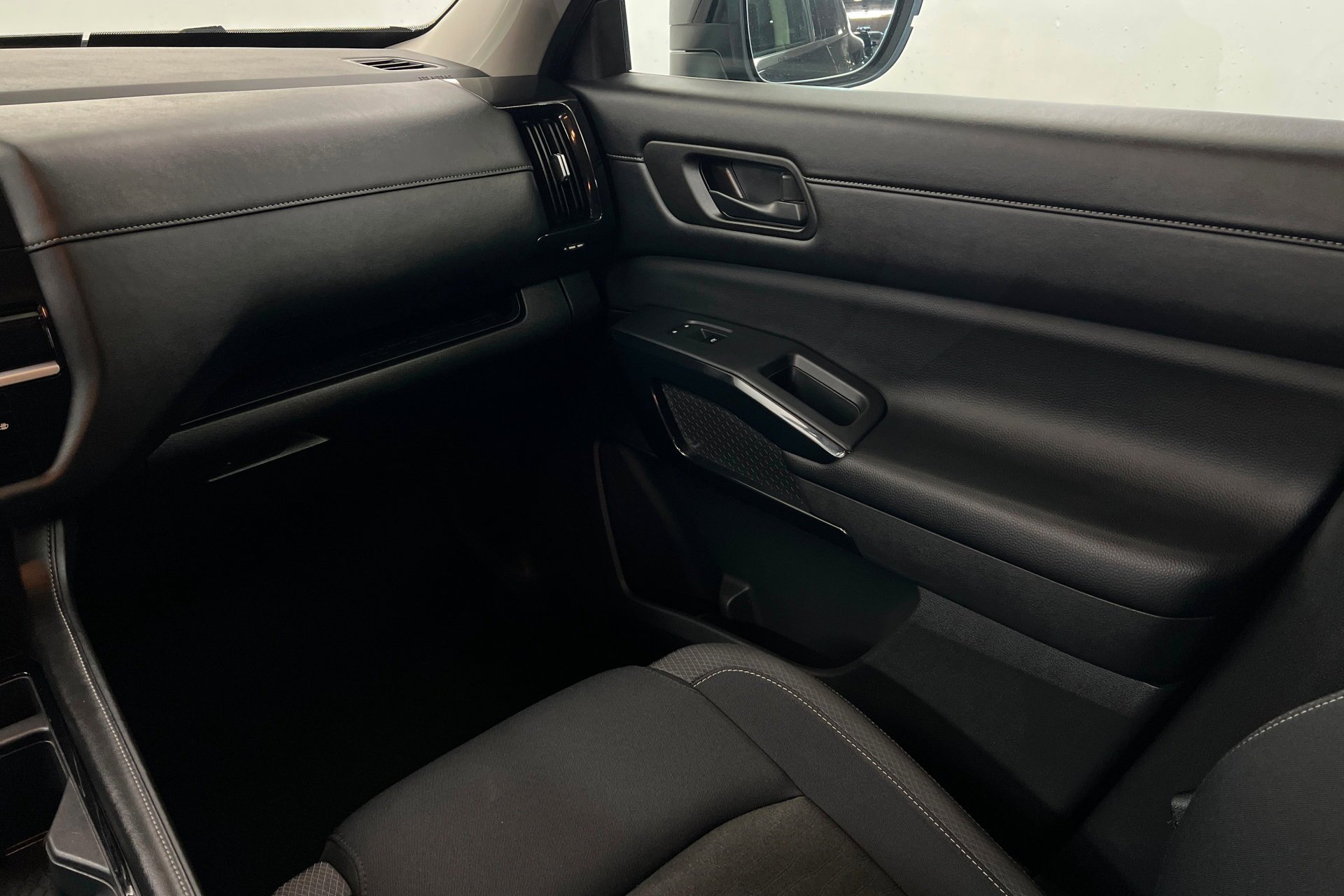 2024 Nissan Pathfinder SV - Photo 11