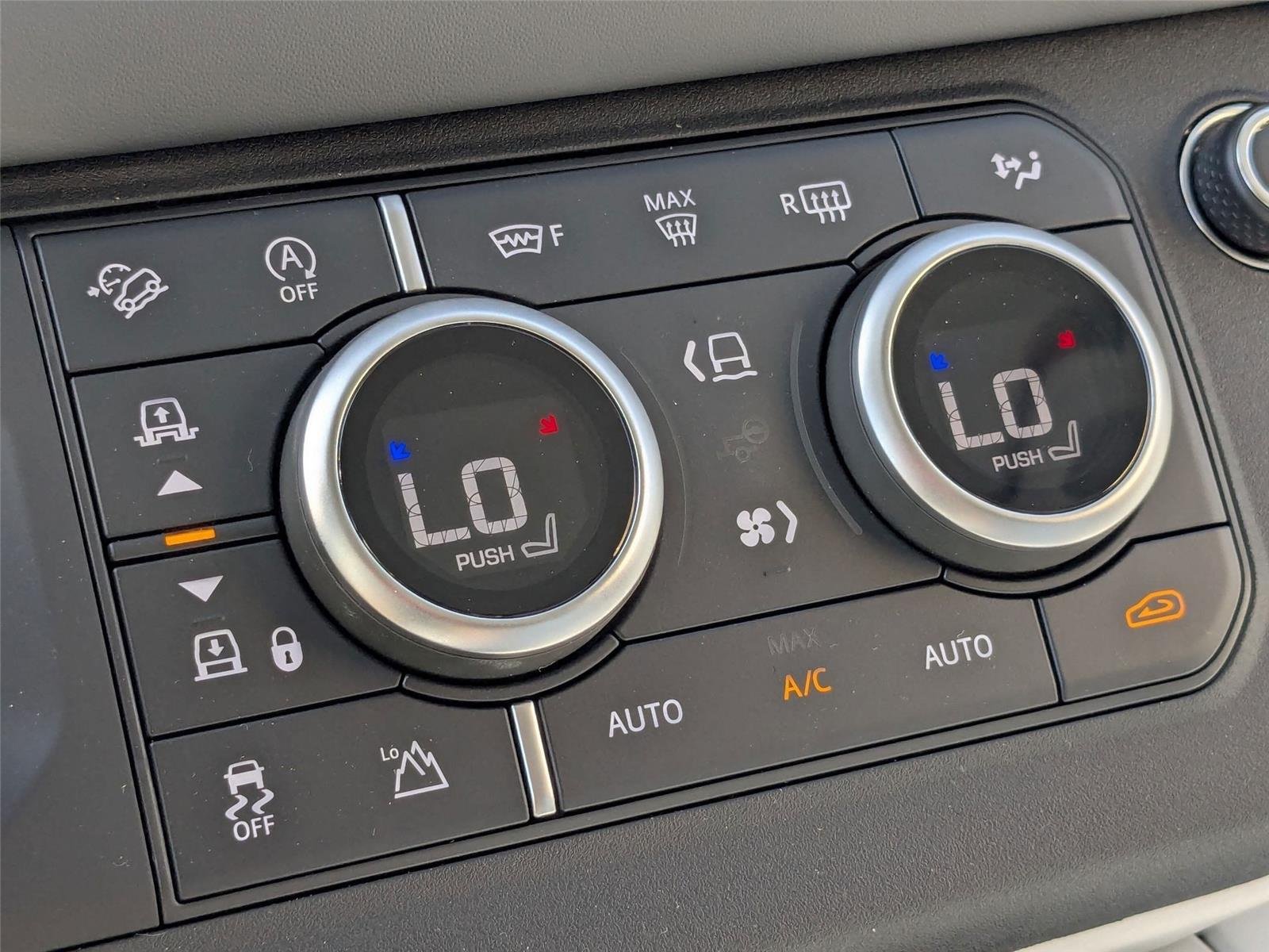 Used 2025 Fuji White Land Rover X-Dynamic SE image 23