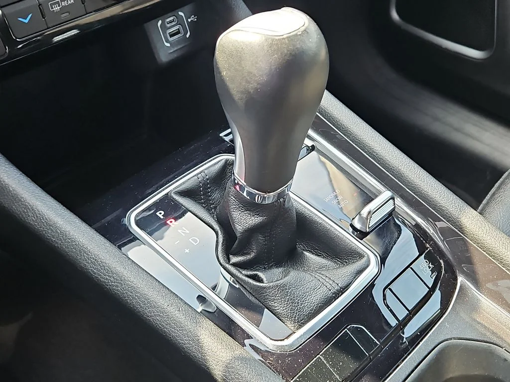 Used 2024 White Jeep Latitude image 33