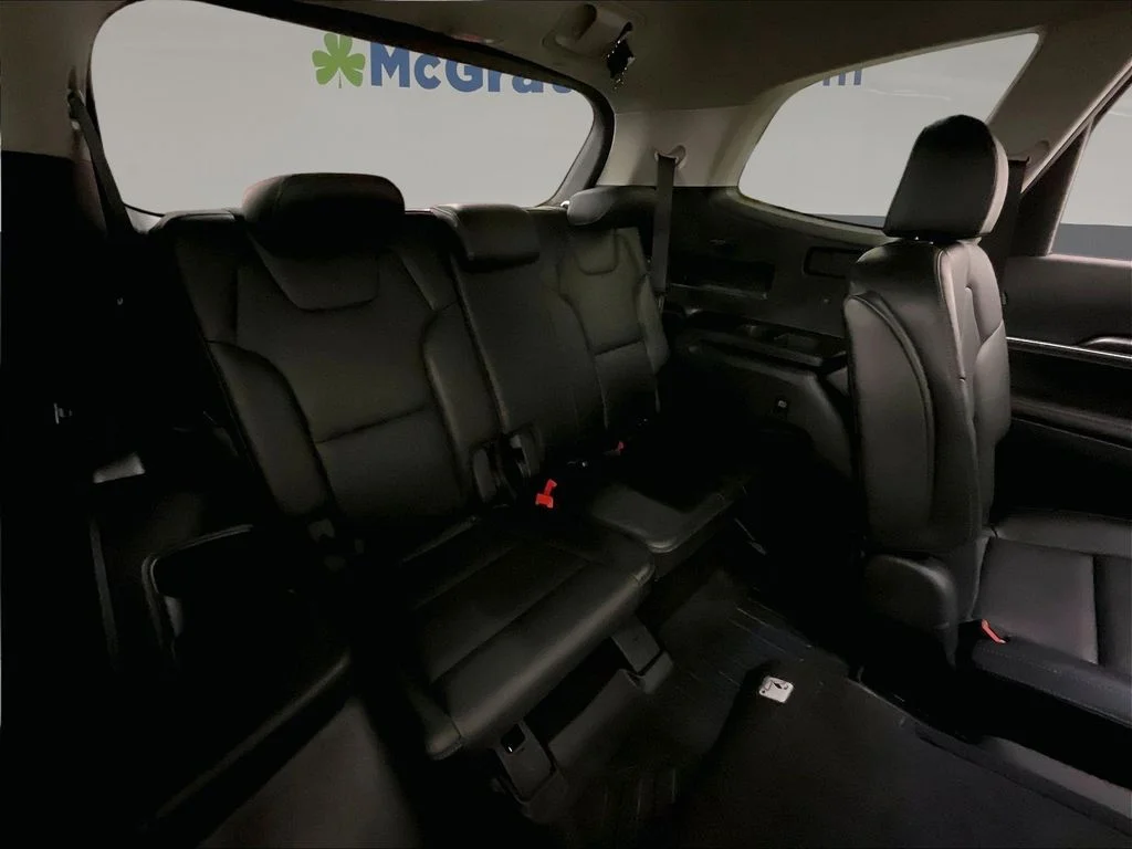 Used 2025 White Kia S image 32
