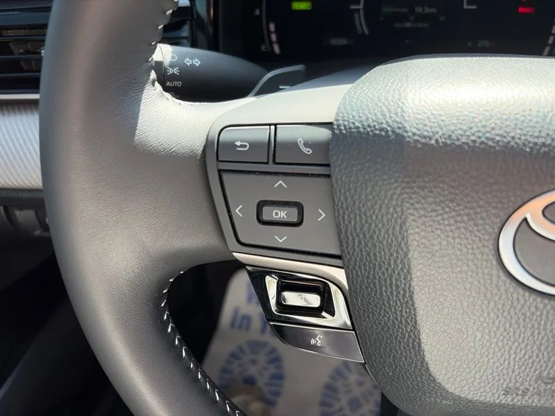 Used 2025  Toyota SE image 24