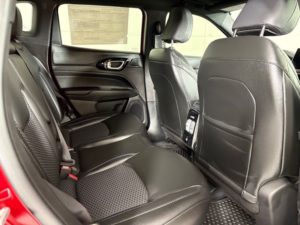 New 2026 Red Hot Pearl-Coat Exterior Paint Jeep Latitude image 17