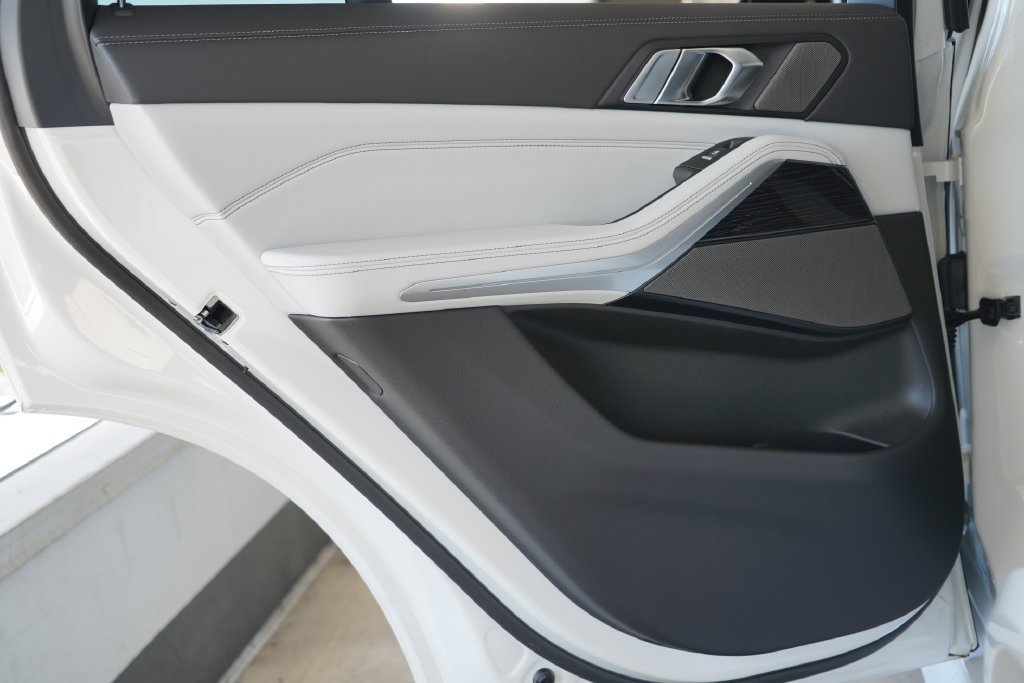 New 2026 Mineral White Metallic BMW xDrive40i image 32