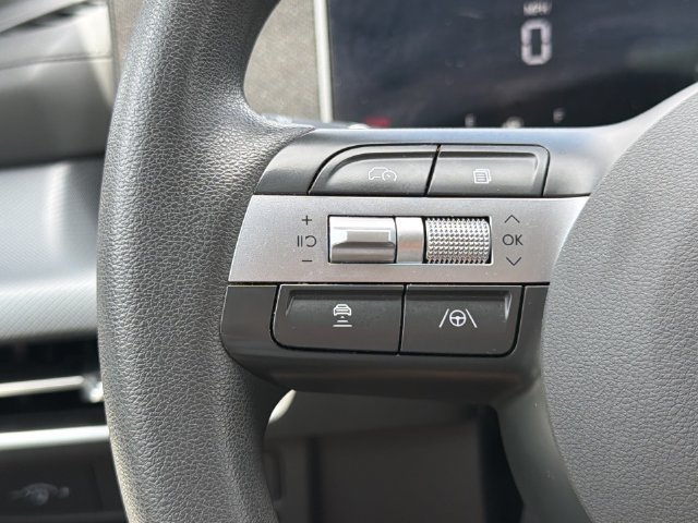 Used 2025 White Hyundai SEL image 28