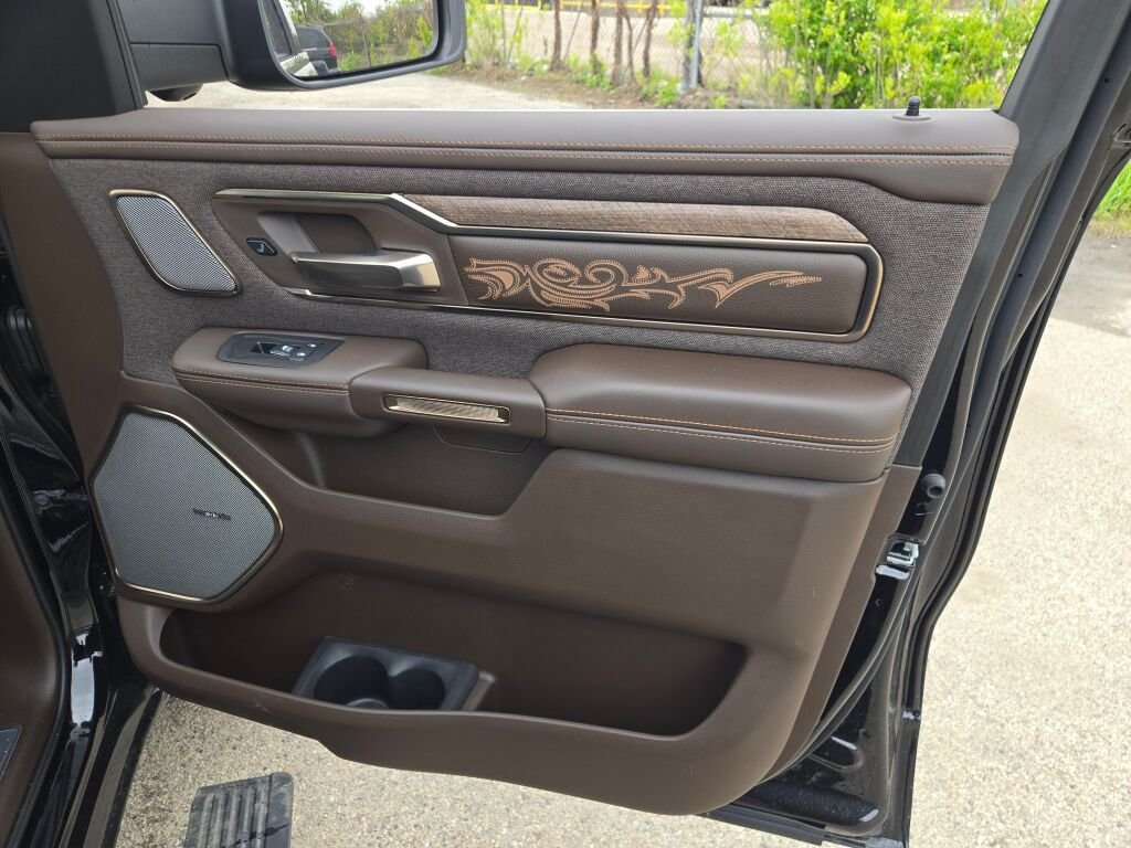 New 2026 Diamond Black Crystal Pearl-Coat Exterior Paint RAM Limited image 6
