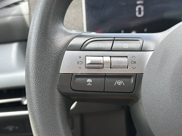 Used 2025 White Hyundai SEL image 28