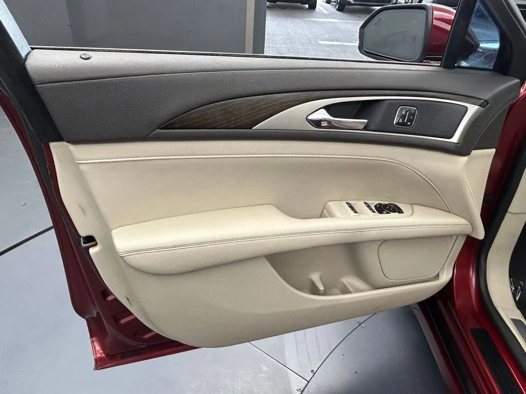 Used 2017 Ruby Red Metallic Lincoln Reserve image 17