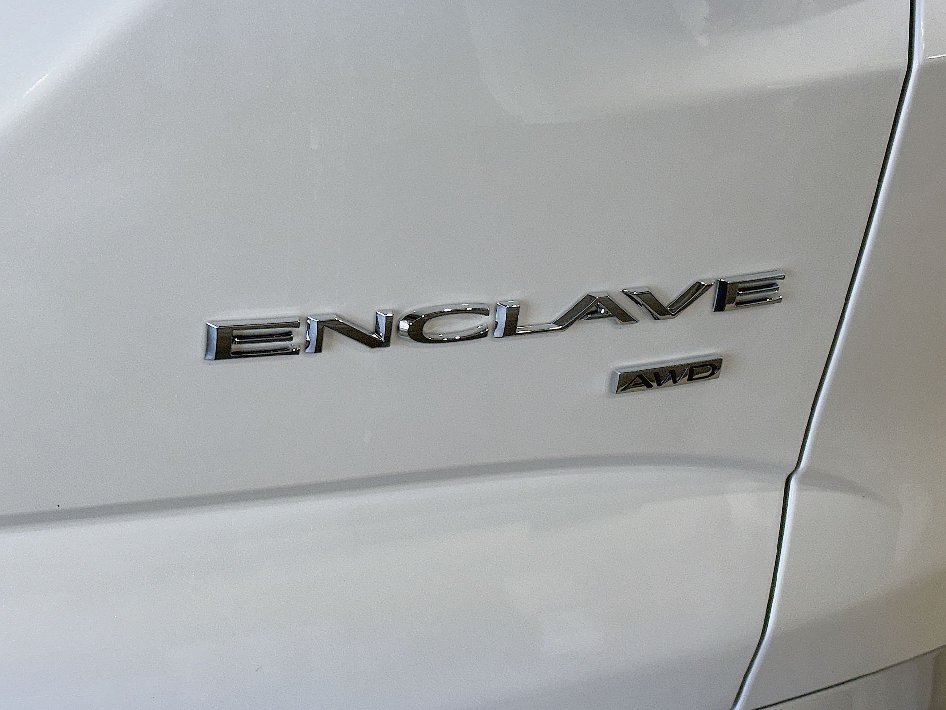 Used 2018 White Frost Tricoat Buick Essence image 30