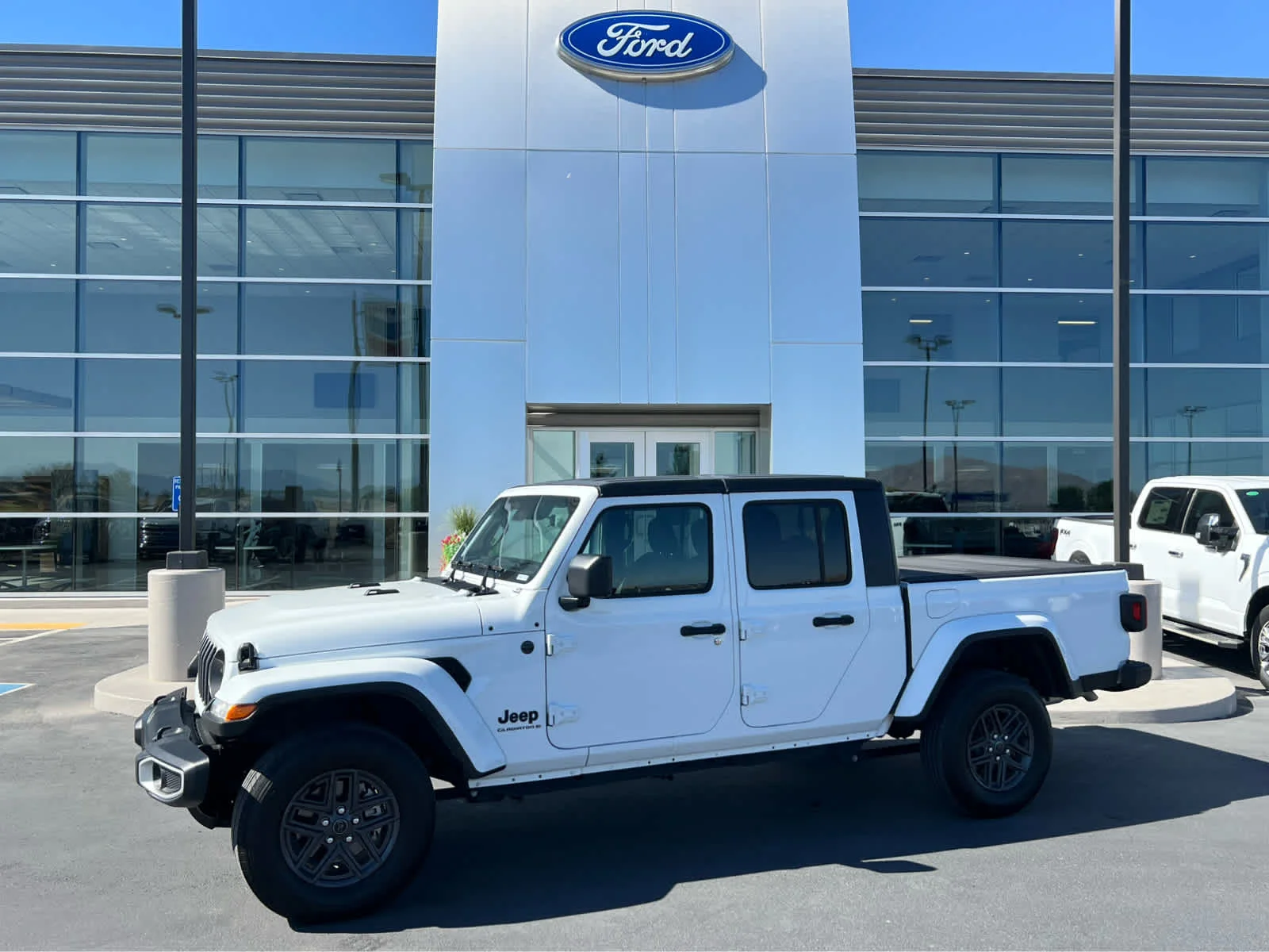 2024 Jeep Gladiator Sport S's photo