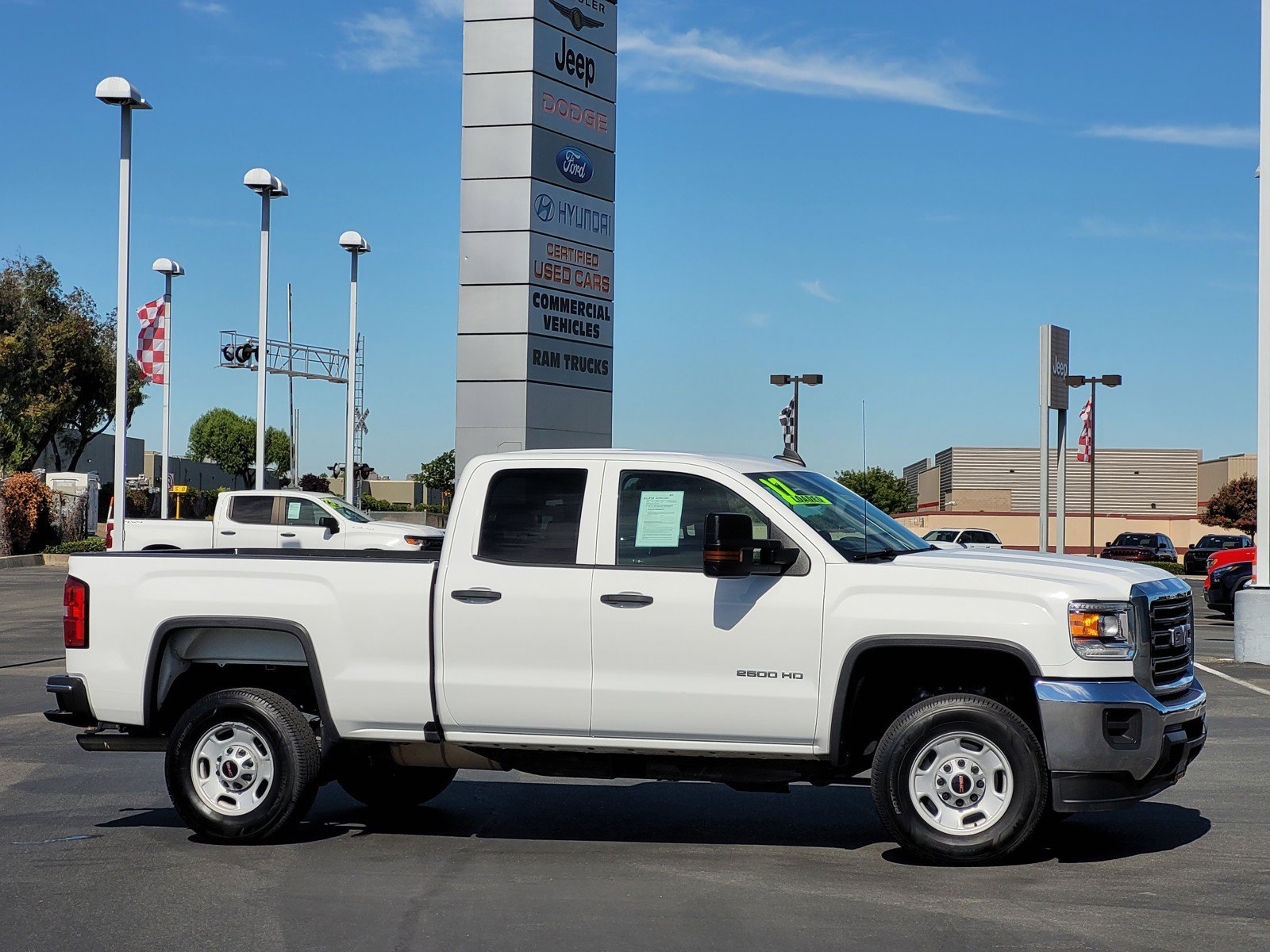 Used 2017 Summit White GMC  image 3