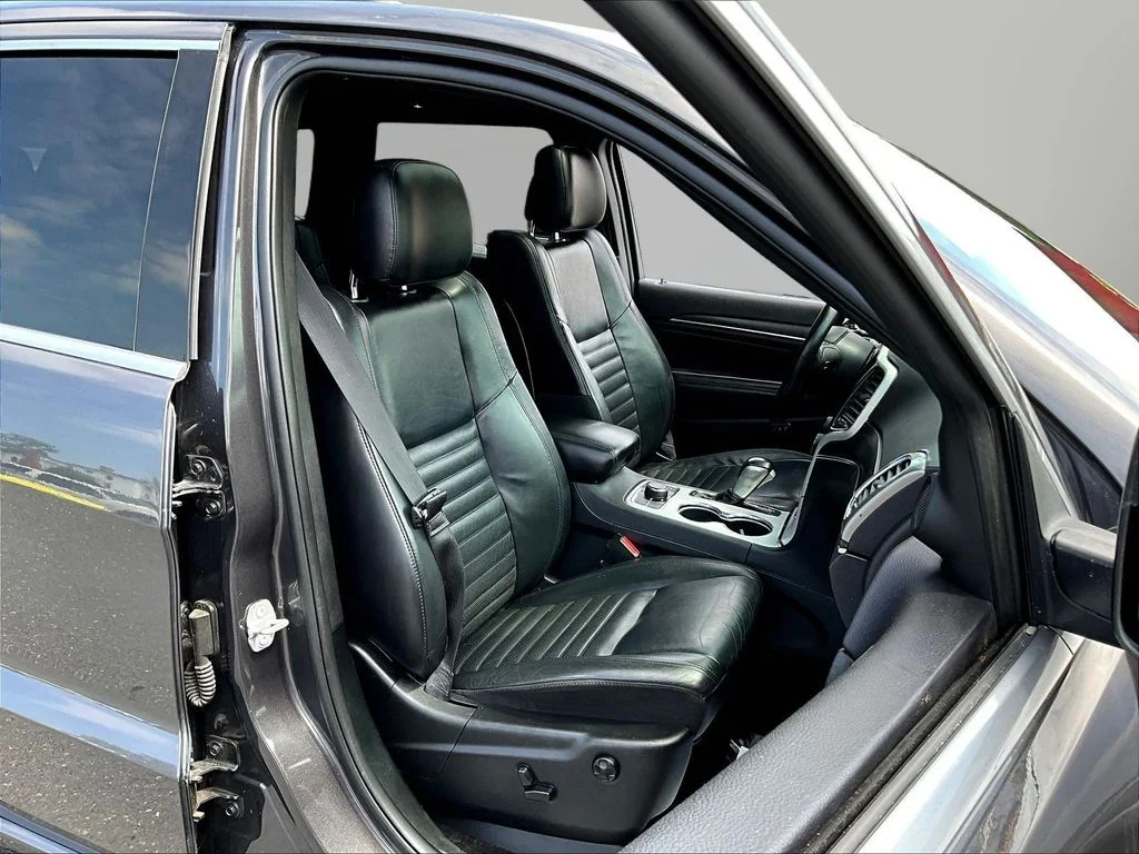 Used 2018 Crystal Metallic Jeep Limited image 32