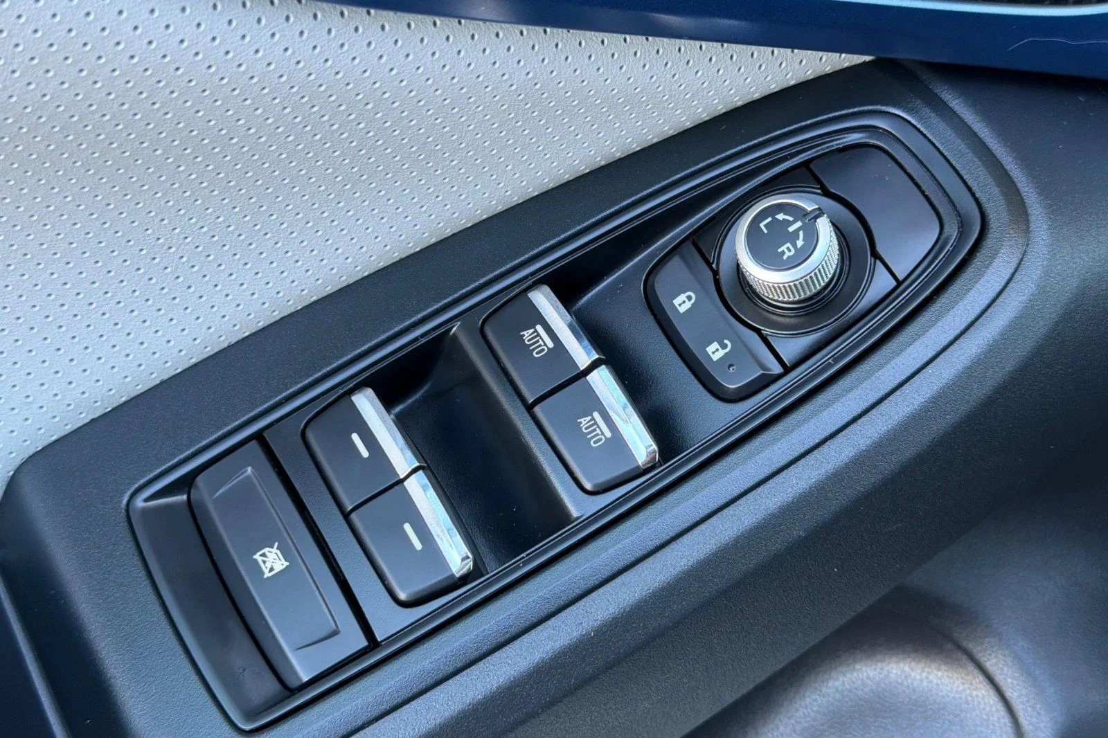 Used 2019 White Subaru Hybrid image 14