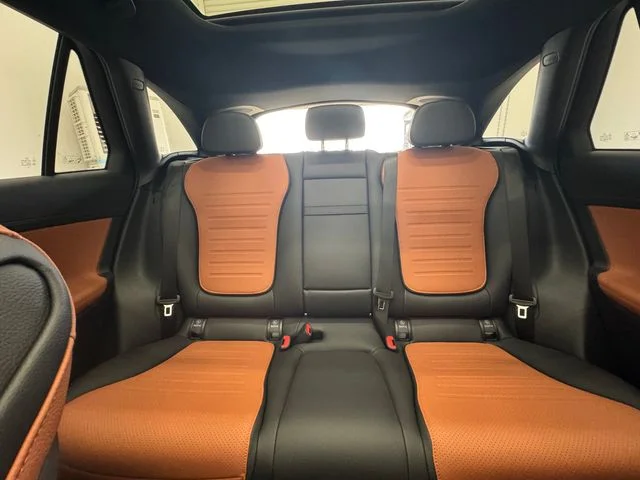 New 2027 White Mercedes-Benz GLC 300 image 7